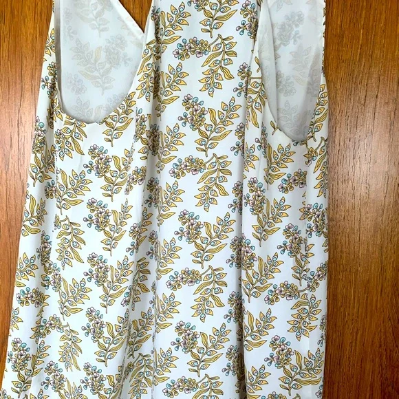 4/$20 LOFT Elegant Floral Top - Picture 3 of 4